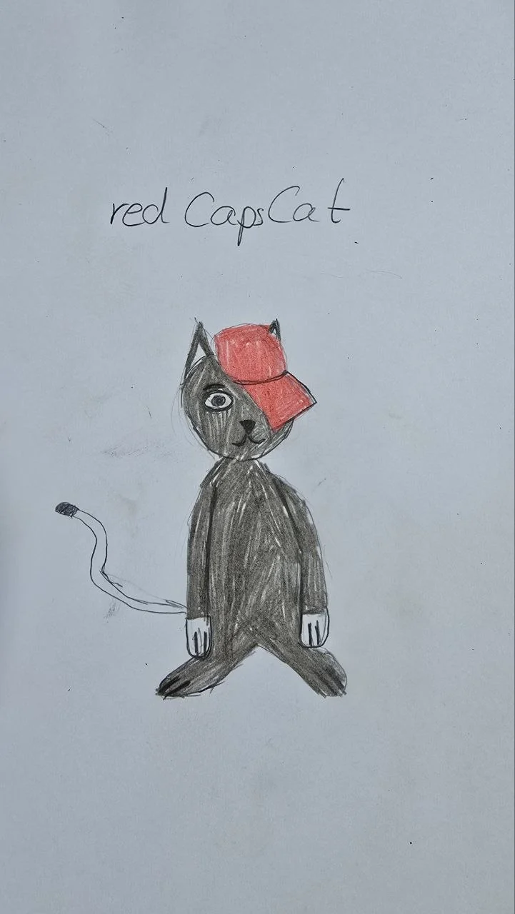 Frühe Bleistiftzeichnung einer dunklen Katze mit roter Basecap und dem handgeschriebenen Schriftzug red CapsCat
